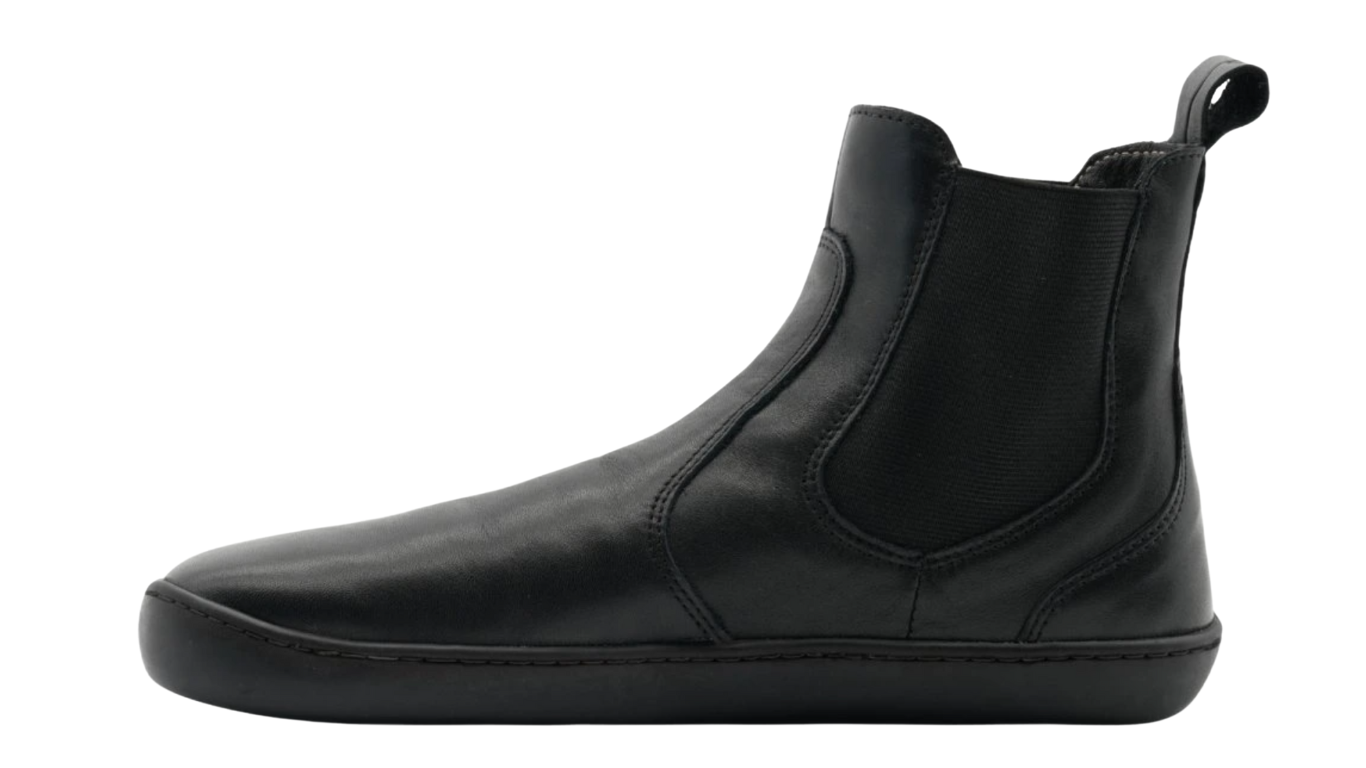 Knöchelhoher Barfußschuh, Seitenansicht innen. Geschlossene Zehen, geschlossener Fersenbereich, elastischer Einsatz, gleichmäßige Sohlenstärke.