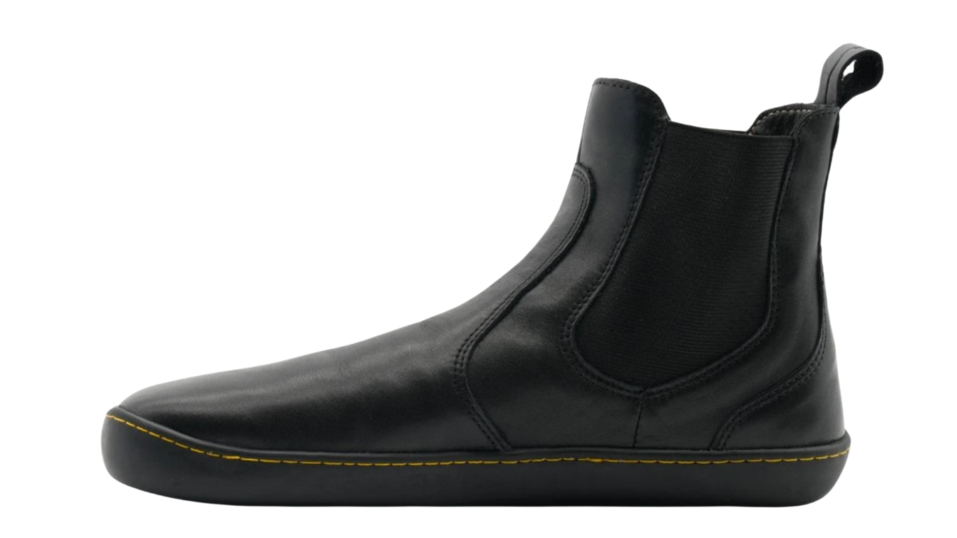 Knöchelhoher Barfußschuh, Seitenansicht innen. Geschlossene Zehen, geschlossener Fersenbereich, elastischer Einsatz, gleichmäßige Sohlenstärke.