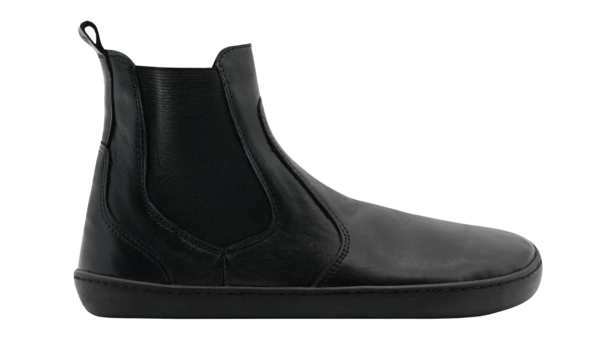 Knöchelhoher Barfußschuh, Seitenansicht außen. Geschlossene Zehen, geschlossener Fersenbereich, elastischer Einsatz, flache flexible Sohle, breite Zehenbox.