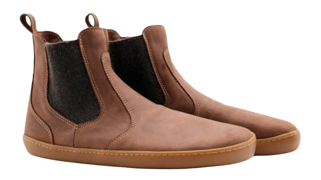 Knöchelhoher Barfußschuh als Paar, schräge Vorderansicht. Geschlossene Zehen, elastische Seiteneinsätze, symmetrische Form.