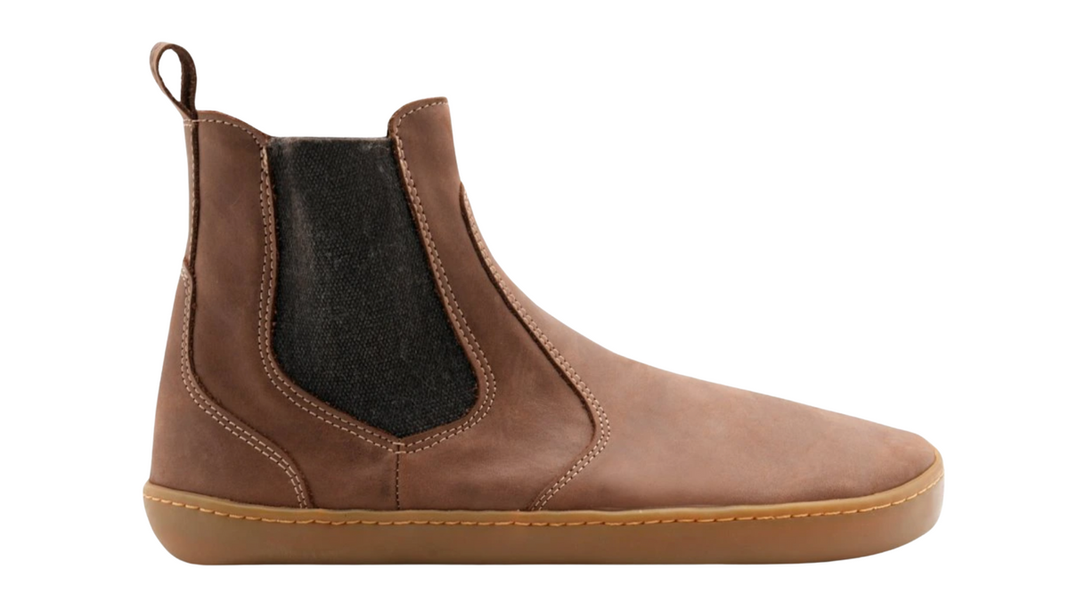 Knöchelhoher Barfußschuh, Seitenansicht außen. Geschlossene Zehen, geschlossener Fersenbereich, elastischer Einsatz, flache flexible Sohle, breite Zehenbox.