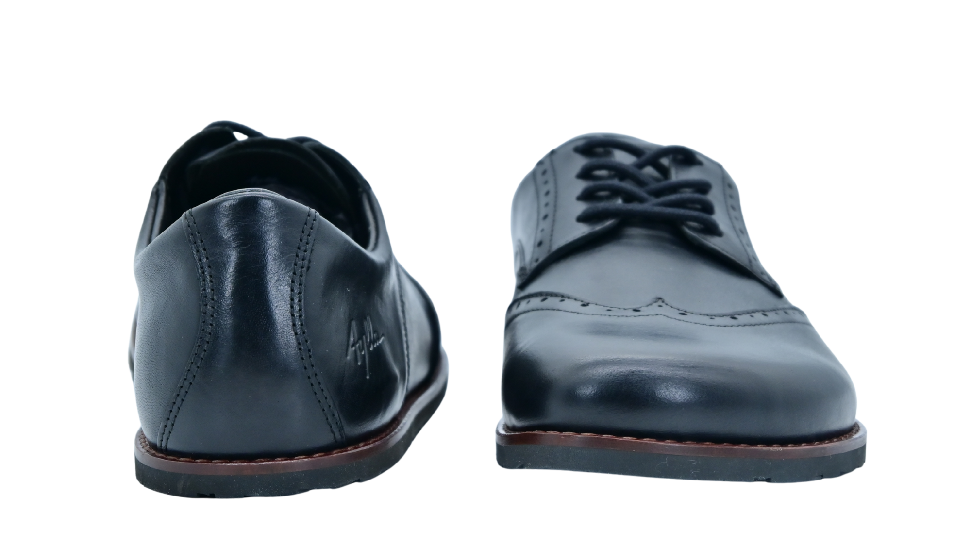 Barfußhalbschuhe in Rückansicht und schräger Vorderansicht, mit geschlossener Ferse, Schnürverschluss und breiter Zehenbox.