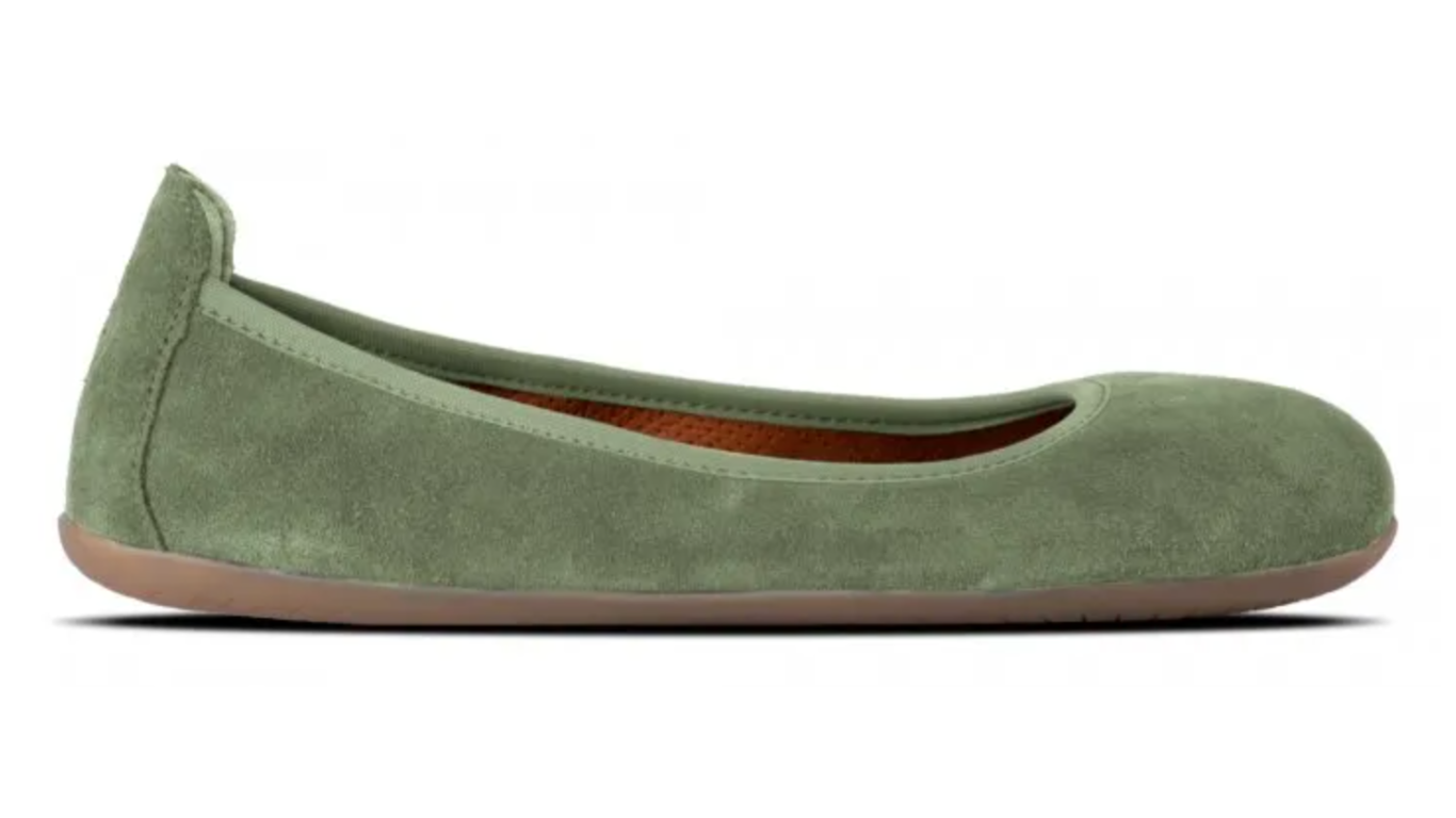 Barfußschuh, Seitenansicht außen. Geschlossener Schuh ohne Verschluss, breite Zehenbox, flexible flache Sohle, geschlossener Fersenbereich.