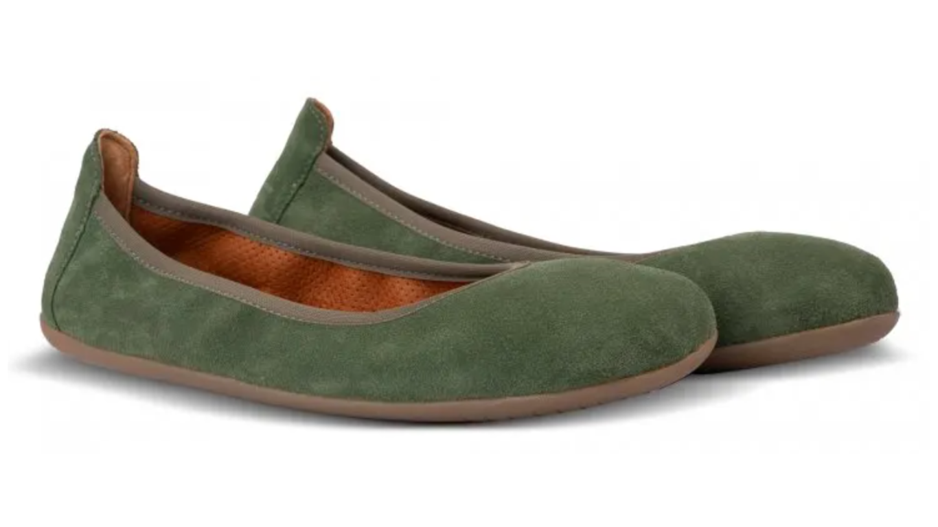 Barfußschuh als Paar, schräge Vorderansicht. Geschlossener Schuh ohne Verschluss, breite Zehenbox, symmetrische Form.