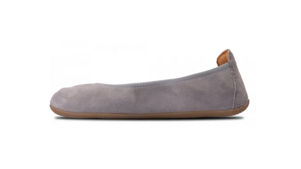 Barfußballerina, Seitenansicht innen. Geschlossener Schuh mit tiefer Öffnung, geschlossene Zehen, geschlossener Fersenbereich, flache flexible Sohle, breite Zehenbox.
