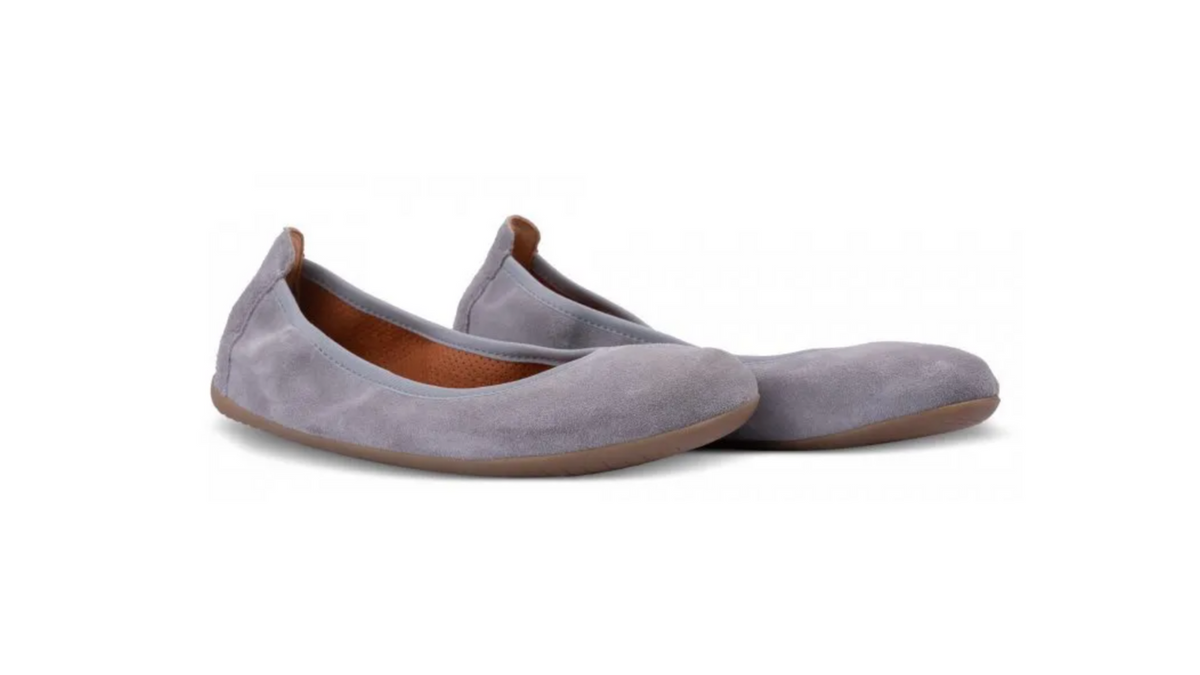 Barfußschuh, schräge Vorderansicht. Geschlossener Schuh mit niedriger Schafthöhe, breite Zehenbox, flache flexible Sohle, geschlossener Fersenbereich.