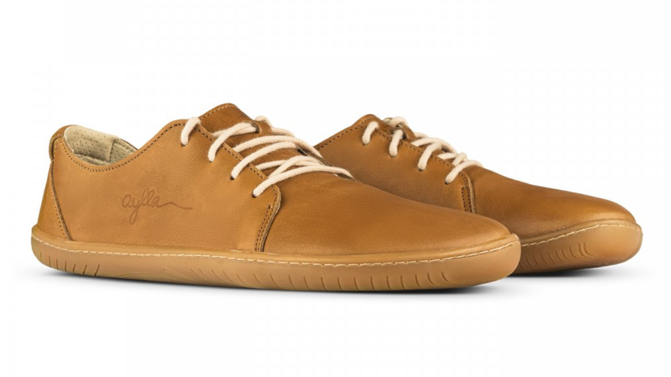 Barfußschuh als Paar, schräge Vorderansicht. Geschlossener Schuh, Schnürung, symmetrische Form, breite Zehenbox.