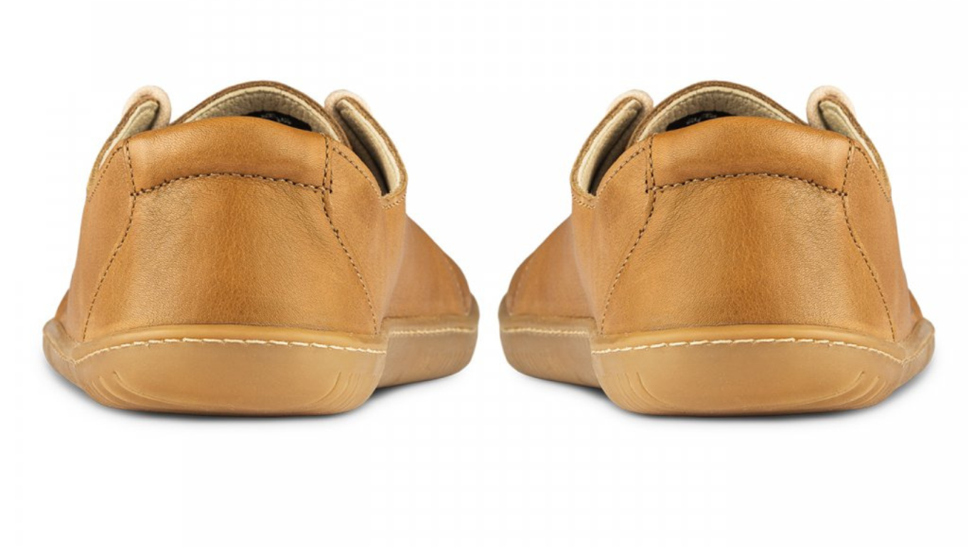 Barfußschuh als Paar, Rückansicht. Geschlossener Fersenbereich, flache Sohle, gerader Stand der Schuhe.