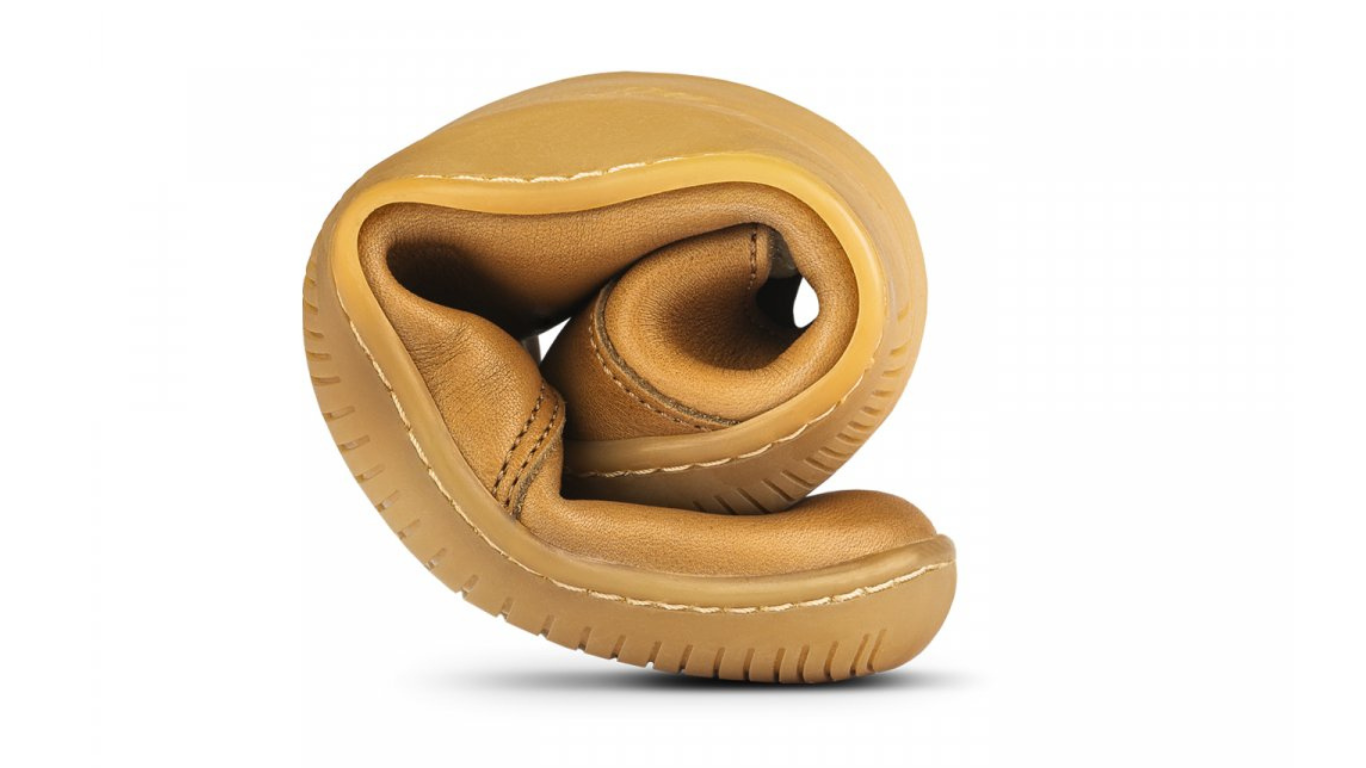 Barfußschuh, Detailansicht. Schuh stark eingerollt, flexible Sohle und biegsamer Vorfußbereich sichtbar.
