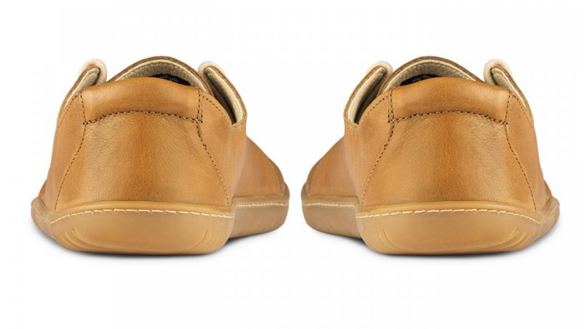Barfußschuh als Paar, Rückansicht. Geschlossener Fersenbereich, flache Sohle, mittige Nahtführung sichtbar.