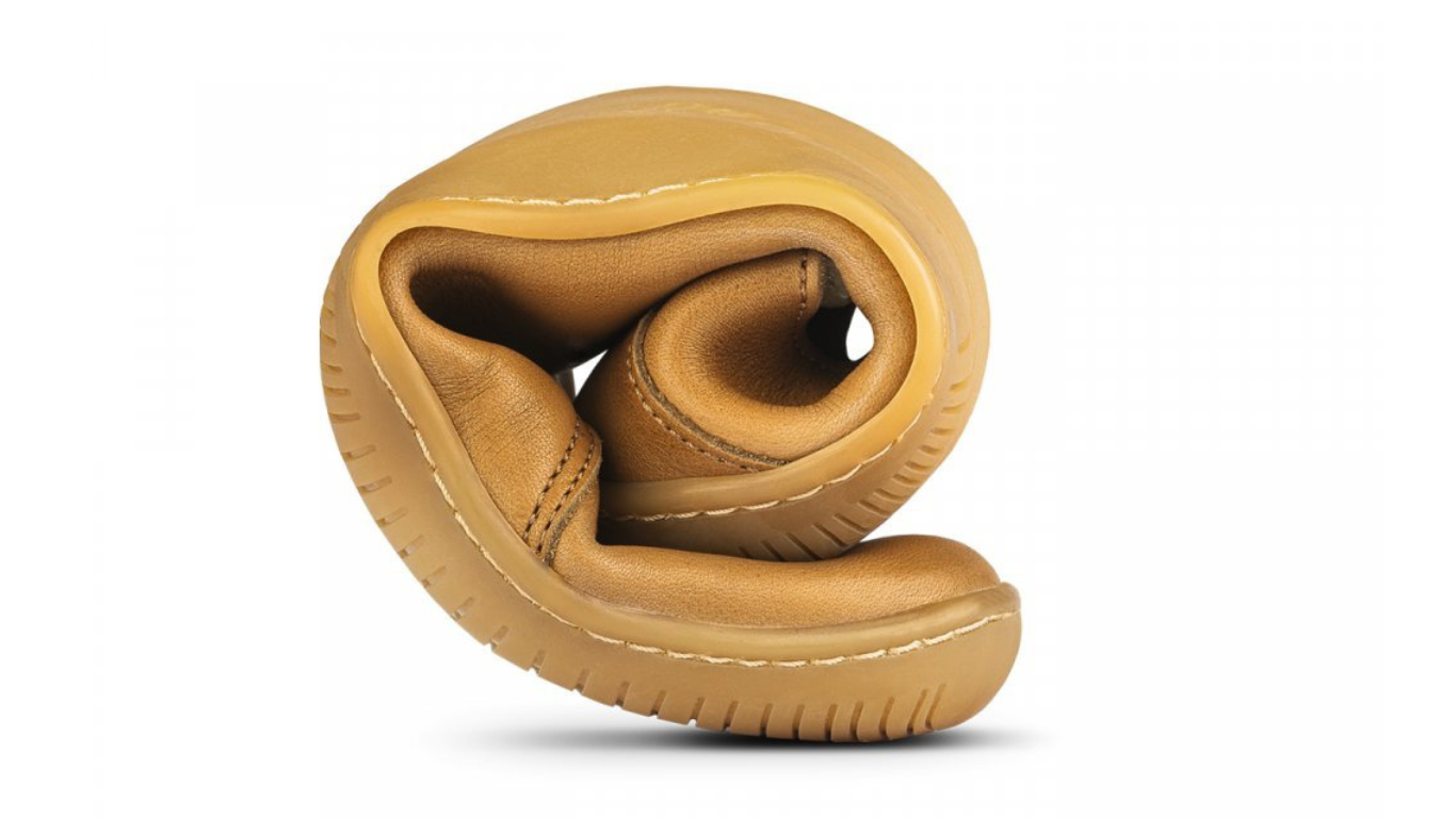 Barfußschuh, Detailansicht. Schuh stark eingerollt, flexible Sohle und biegsamer Vorfußbereich sichtbar.