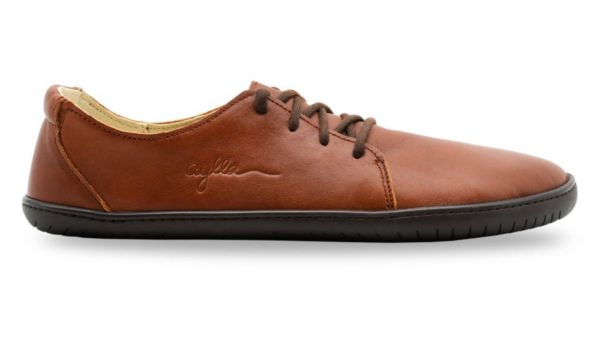 Barfußschuh für Erwachsene mit breiter Zehenbox, geschlossenem Zehenbereich, geschlossener Ferse, Schnürung, flacher flexible Sohle, Seitenansicht außen.