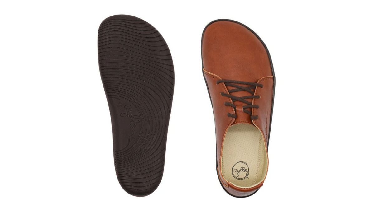 Barfußschuh für Erwachsene mit flacher, flexibler Sohle und strukturiertem Profil, Ansicht von unten und oben.