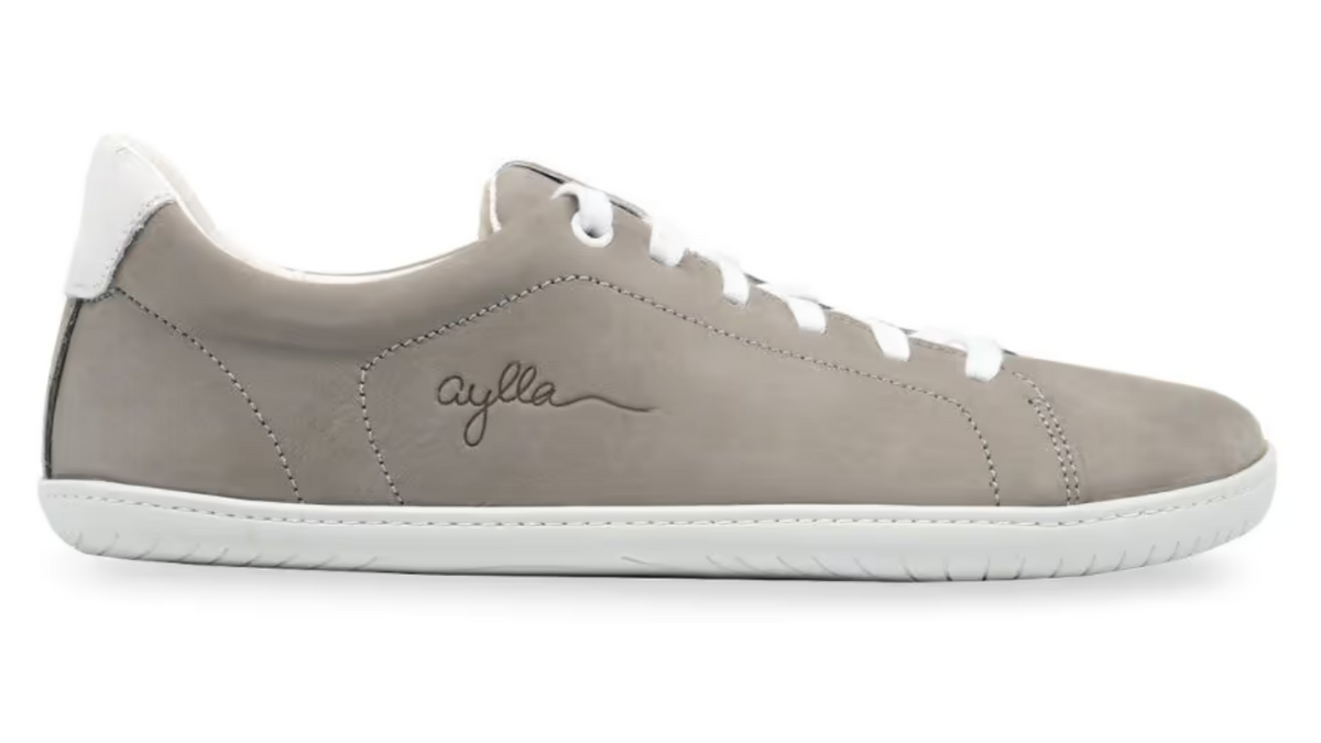 Barfußschuh für Erwachsene mit breiter Zehenbox, geschlossenem Zehenbereich, geschlossener Ferse, Schnürung, flacher flexible Sohle, Seitenansicht außen.