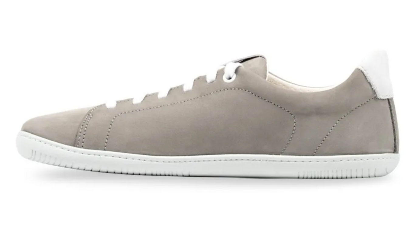 Barfußschuh für Erwachsene mit breiter Zehenbox, geschlossenem Zehenbereich, geschlossener Ferse, Schnürung, flacher flexible Sohle, Seitenansicht innen.