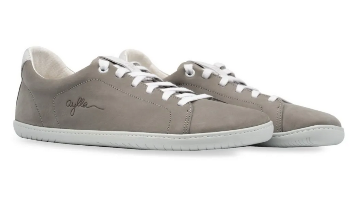 Barfußschuh für Erwachsene als Paar mit breiter Zehenbox, geschlossenem Zehenbereich, geschlossener Ferse, Schnürung, flacher flexible Sohle, schräge Vorderansicht.