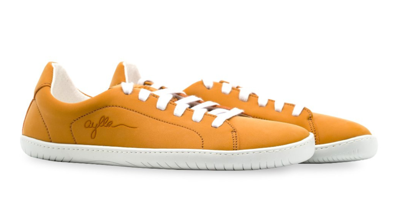 Barfußschuh als Paar, schräge Vorderansicht. Geschlossener Schuh mit Schnürung, gleichmäßige Sohlenhöhe.