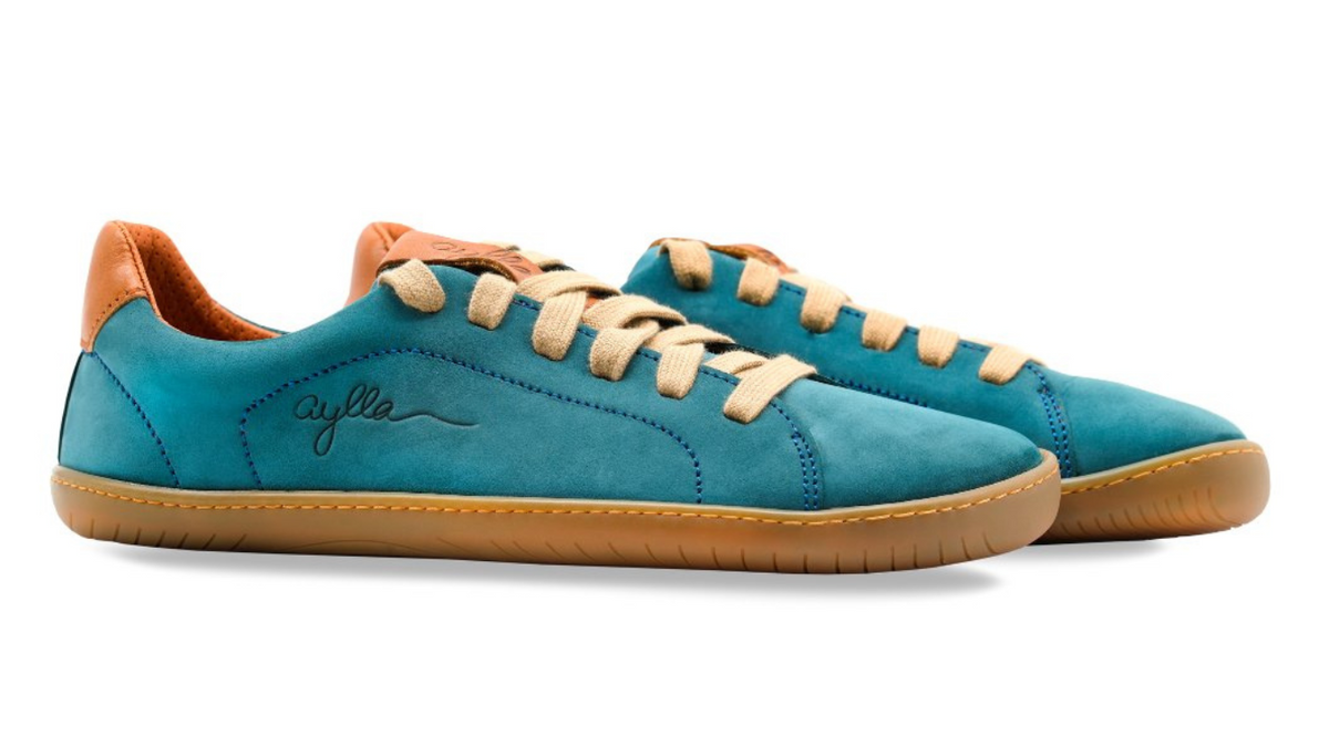 Barfußschuh als Paar, schräge Vorderansicht. Geschlossener Schuh mit Schnürung, gleichmäßige Sohlenhöhe.