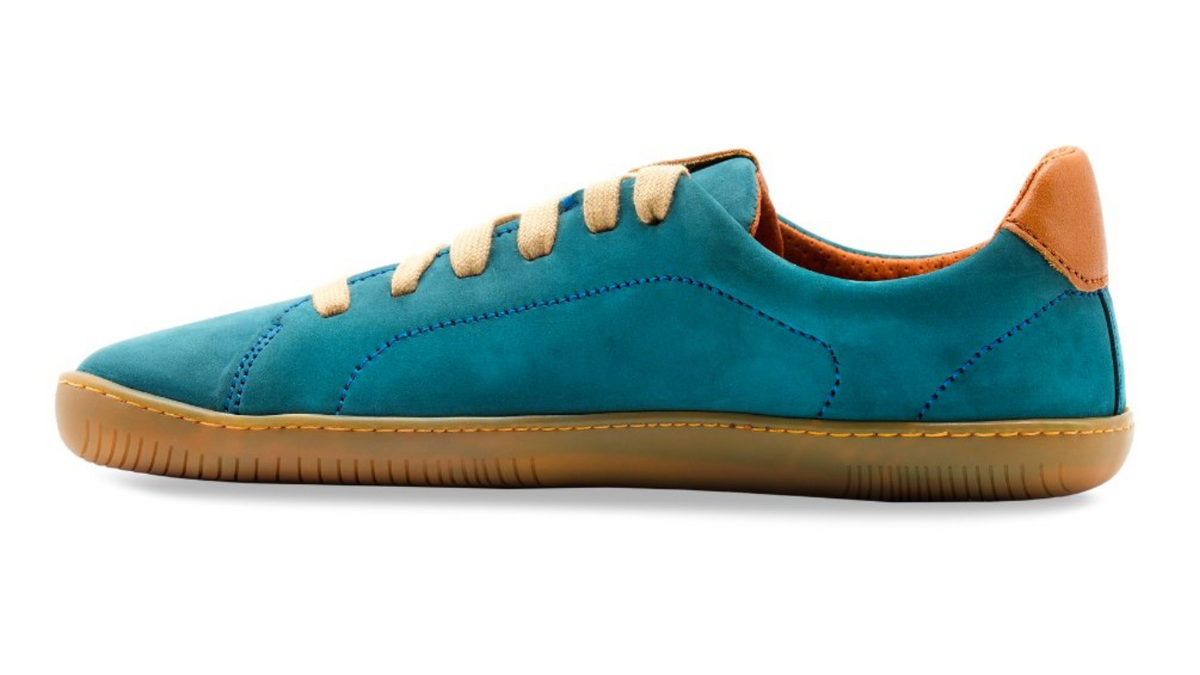 Barfußschuh, Seitenansicht innen. Geschlossener Schuh mit Schnürung, breite Zehenbox, flache Sohle.