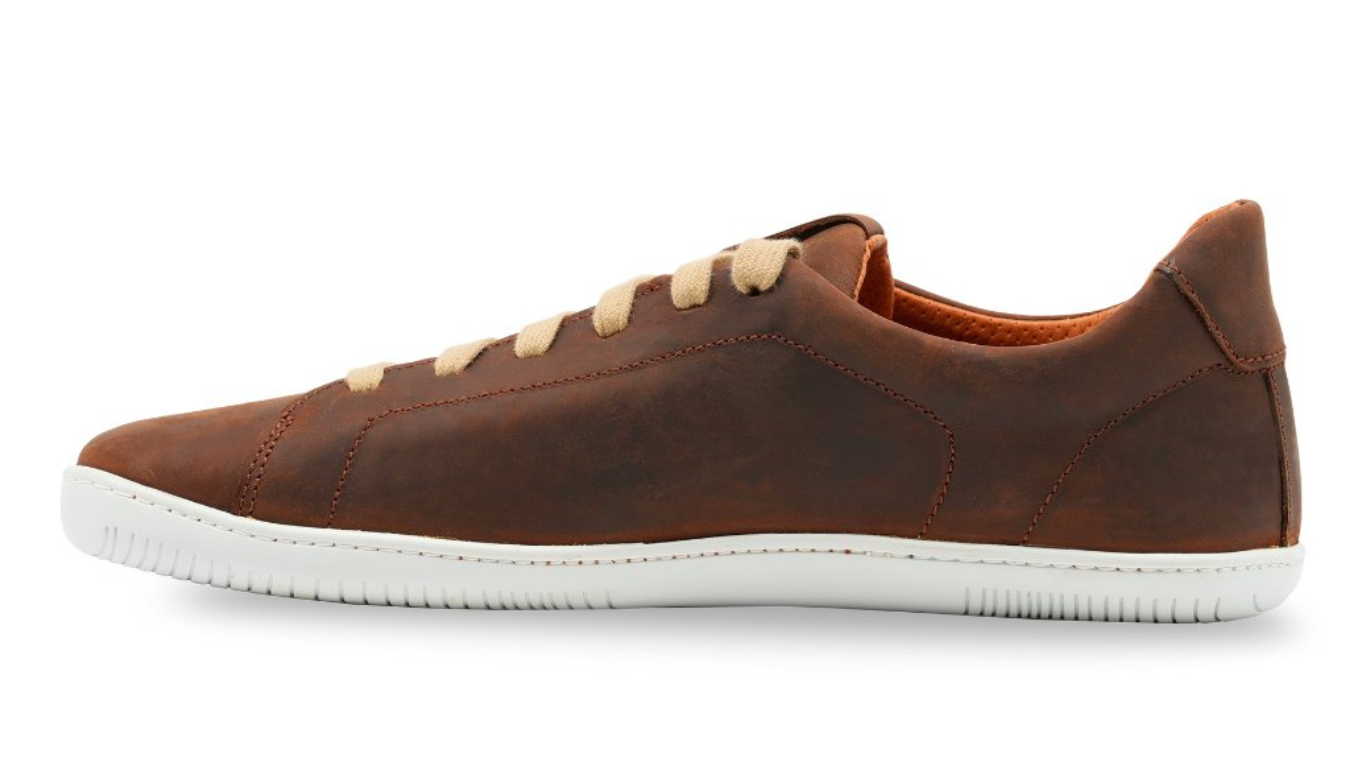 Barfußschuh für Erwachsene mit breiter Zehenbox, geschlossenem Zehenbereich, geschlossener Ferse, Schnürung, flacher flexible Sohle, Seitenansicht innen.