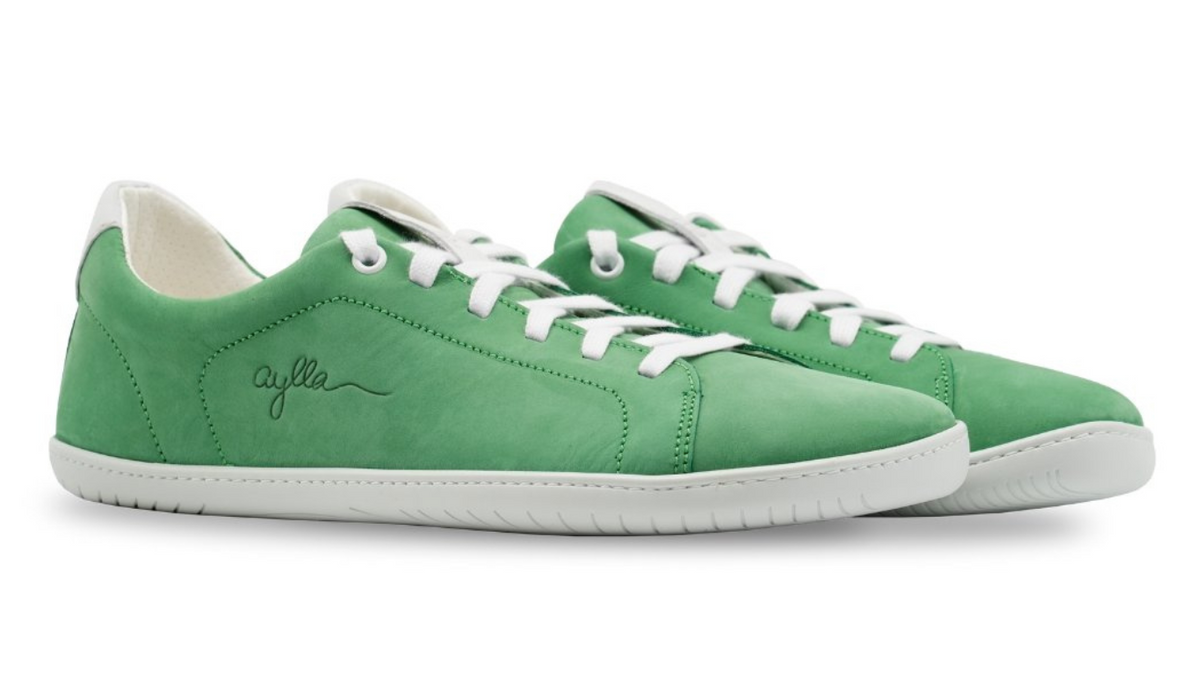Barfußschuh für Erwachsene als Paar mit breiter Zehenbox, geschlossenem Zehenbereich, geschlossener Ferse, Schnürung, flacher flexible Sohle, schräge Vorderansicht.