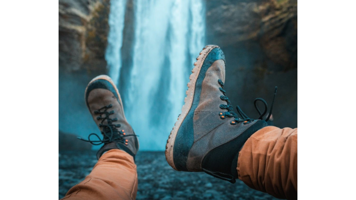 Stiefel im getragenen Zustand, Outdoor-Szene von oben. Einsatz im Gelände, natürlicher Stand, freie Zehenbewegung erkennbar.