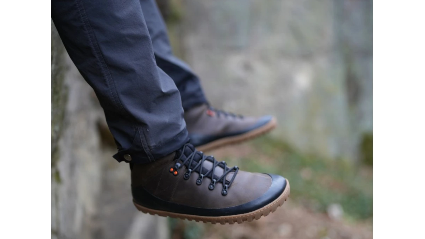 Stiefel im getragenen Zustand, seitliche Perspektive. Abrollen des Fußes, flexibler Vorfußbereich.