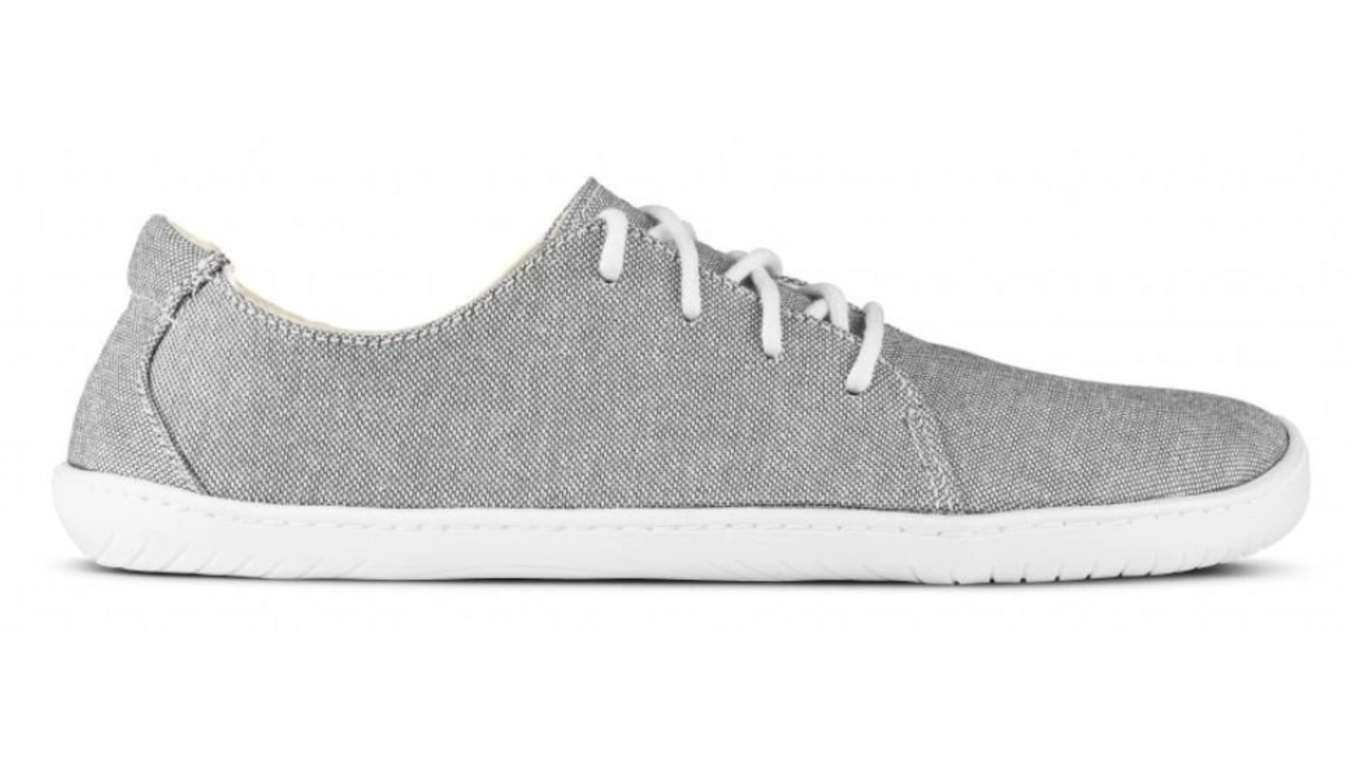 Barfußschuh, Seitenansicht nach rechts.
Niedriger Schnitt, flache flexible Sohle, breite Zehenbox, klassische Schnürung.