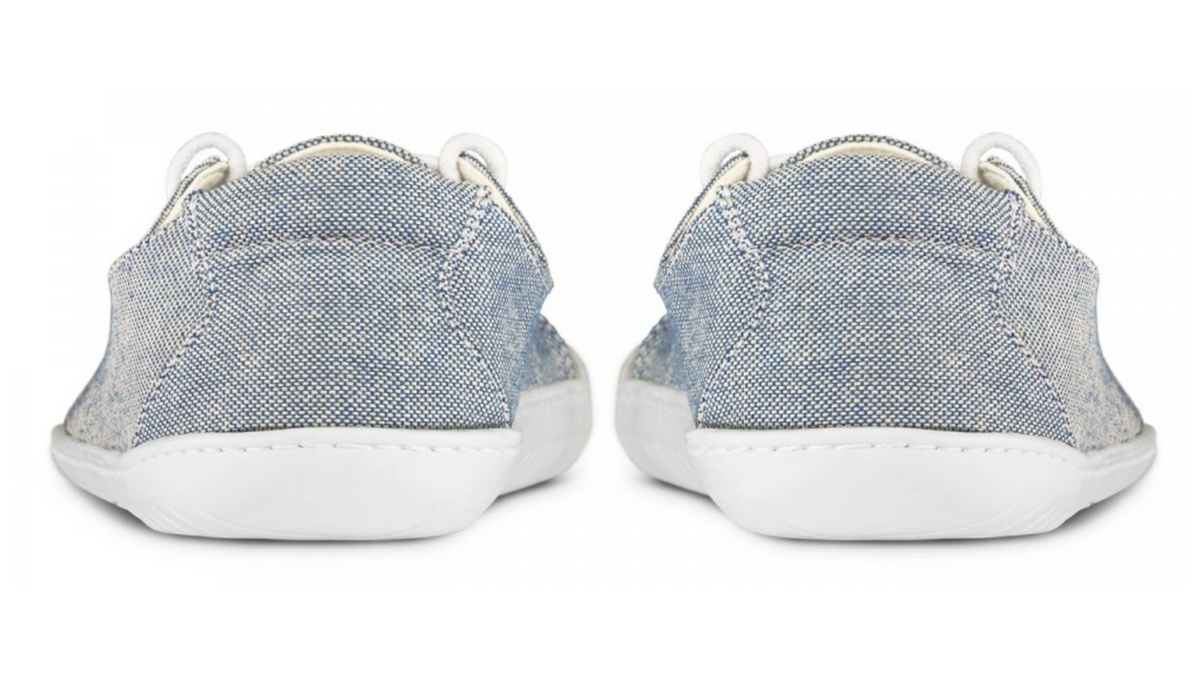 Barfußschuhe als Paar, Rückansicht.
Gerade Fersenführung, symmetrische Form, flacher Fersenbereich.