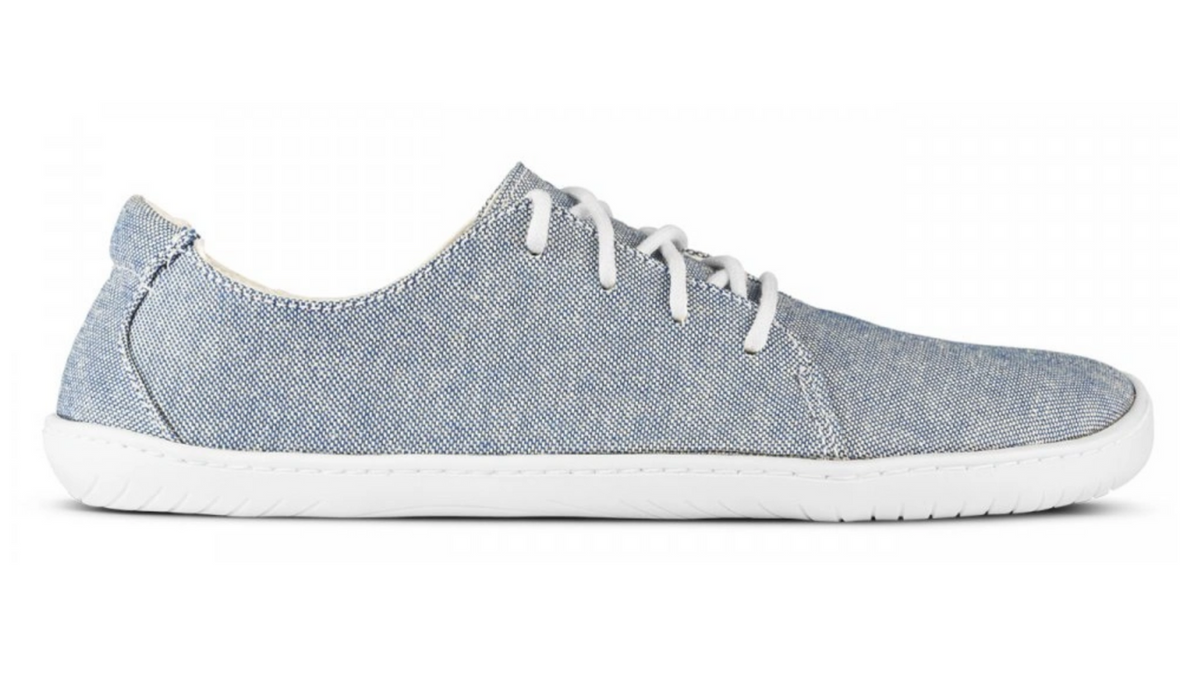 Barfußschuh, Seitenansicht außen. Geschlossener Schuh mit Schnürung, breite Zehenbox, flexible flache Sohle, geschlossener Fersenbereich.