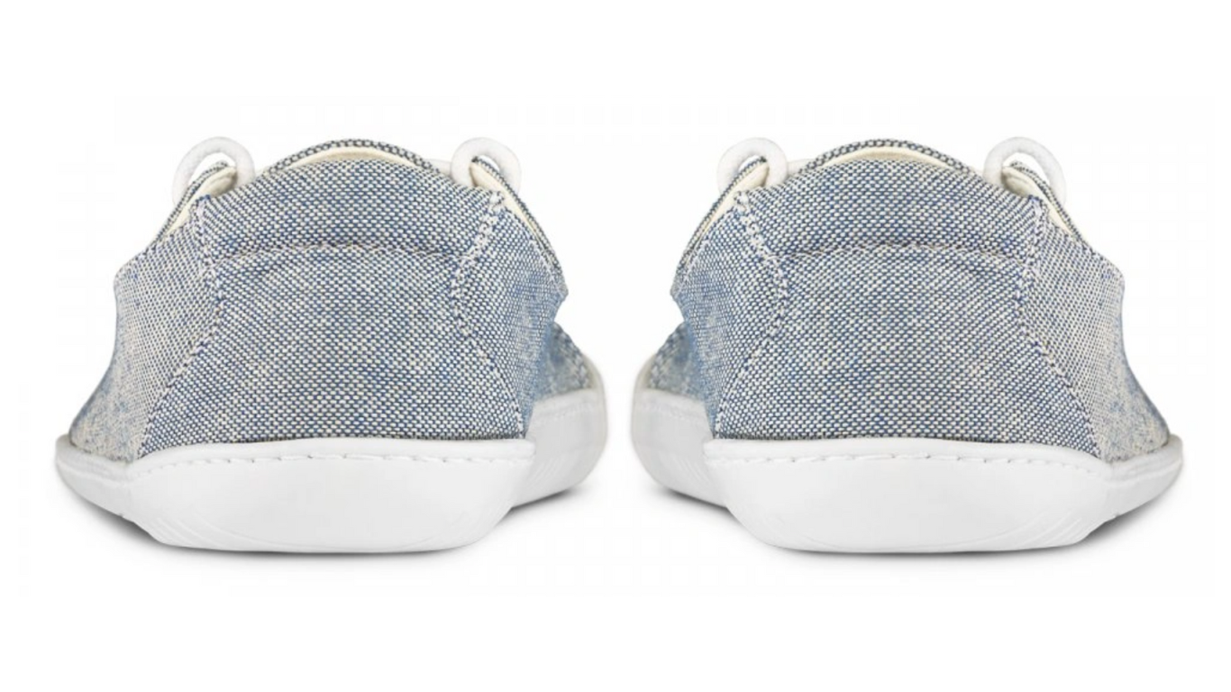 Barfußschuh als Paar, Rückansicht. Geschlossener Fersenbereich, flache Sohle, symmetrische Form.