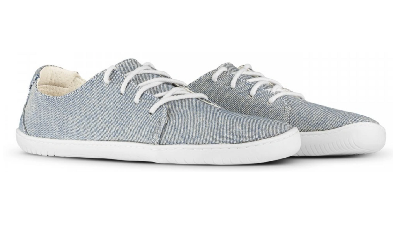 Barfußschuh als Paar, schräge Vorderansicht. Geschlossener Schuh mit Schnürung, breite Zehenbox.