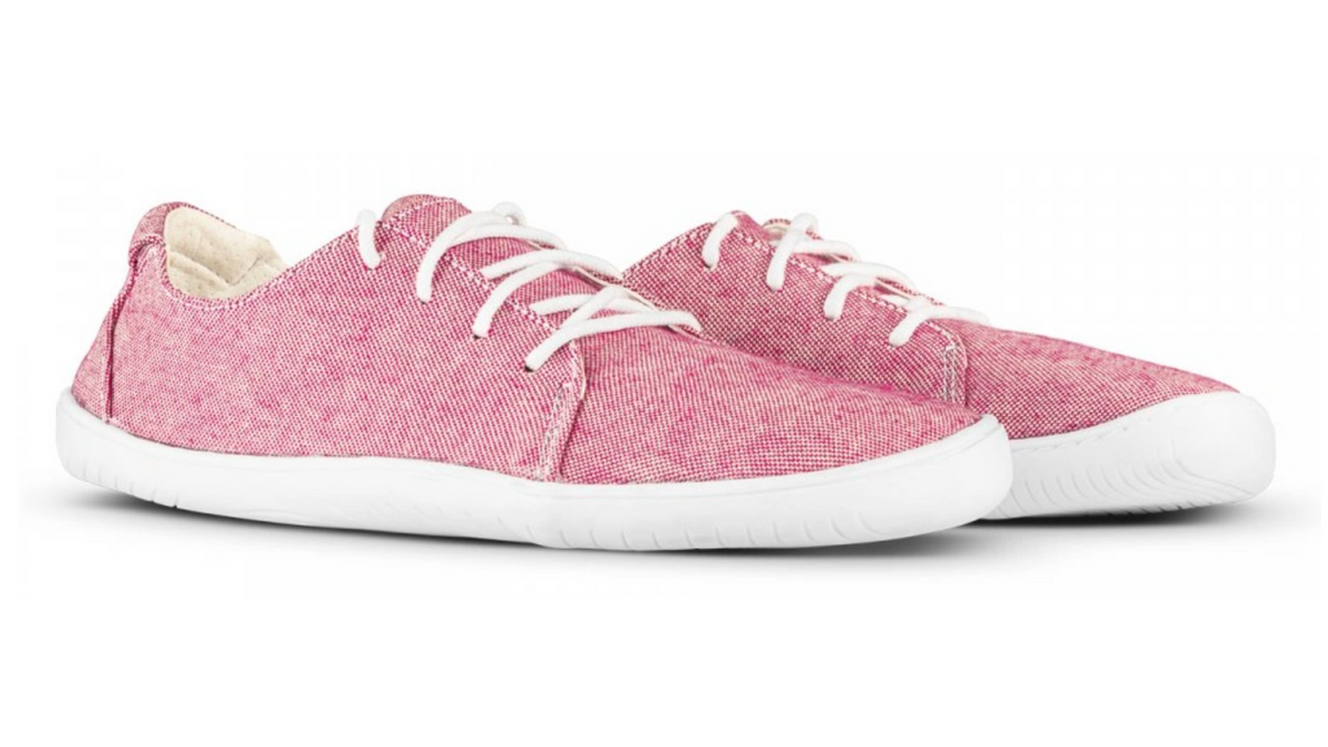 Barfußschuh als Paar, schräge Vorderansicht. Geschlossener Schuh mit Schnürung, breite Zehenbox.