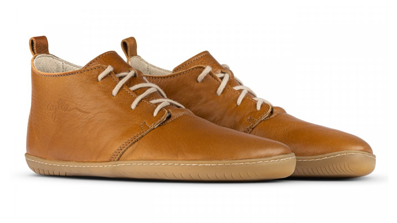 Barfußstiefel als Paar, schräge Vorderansicht. Geschlossener Schuh, Schnürung, symmetrische Form, breite Zehenbox.