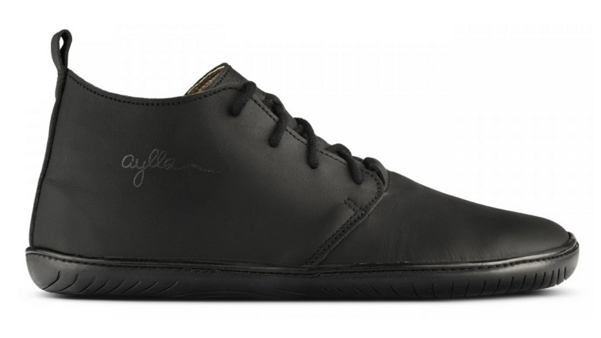 Barfußschuh für Erwachsene mit breiter Zehenbox, geschlossenem Zehenbereich, geschlossener Ferse, Schnürung, flacher flexible Sohle, Seitenansicht außen.