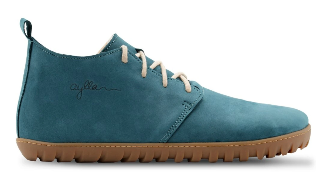 Barfußschuh für Erwachsene mit breiter Zehenbox, geschlossenem Zehenbereich, geschlossener Ferse, Schnürung, flacher flexible Sohle, Seitenansicht außen.