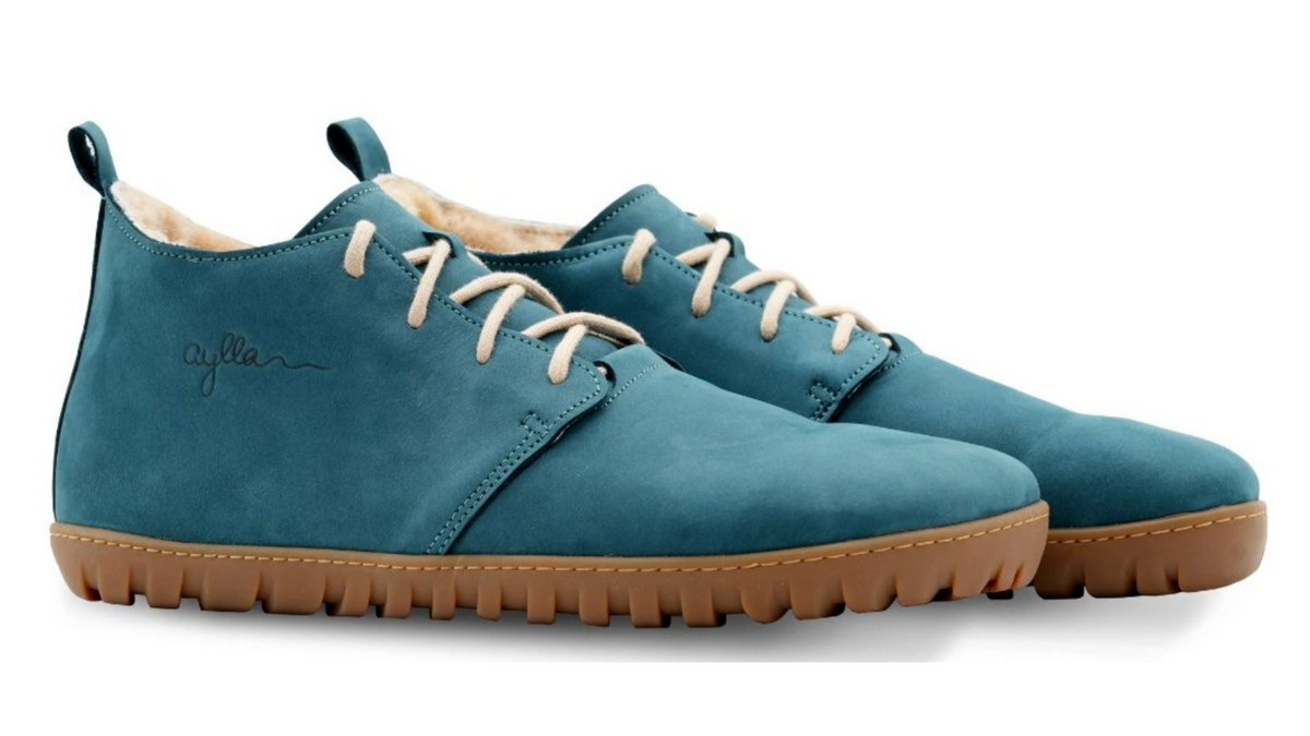 Barfußschuh für Erwachsene als Paar mit breiter Zehenbox, geschlossenem Zehenbereich, geschlossener Ferse, Schnürung, flacher flexible Sohle, schräge Vorderansicht.