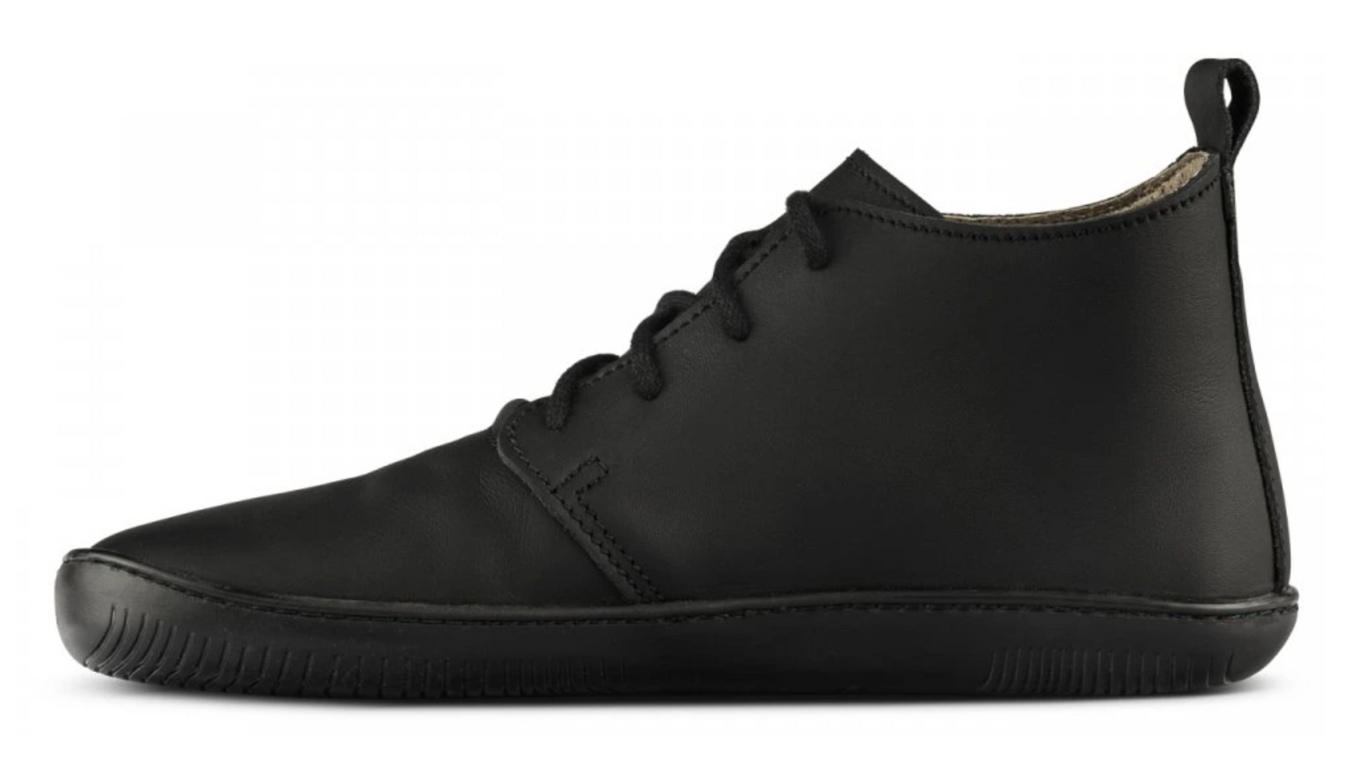 Barfußschuh für Erwachsene mit breiter Zehenbox, geschlossenem Zehenbereich, geschlossener Ferse, Schnürung, flacher flexible Sohle, Seitenansicht innen.