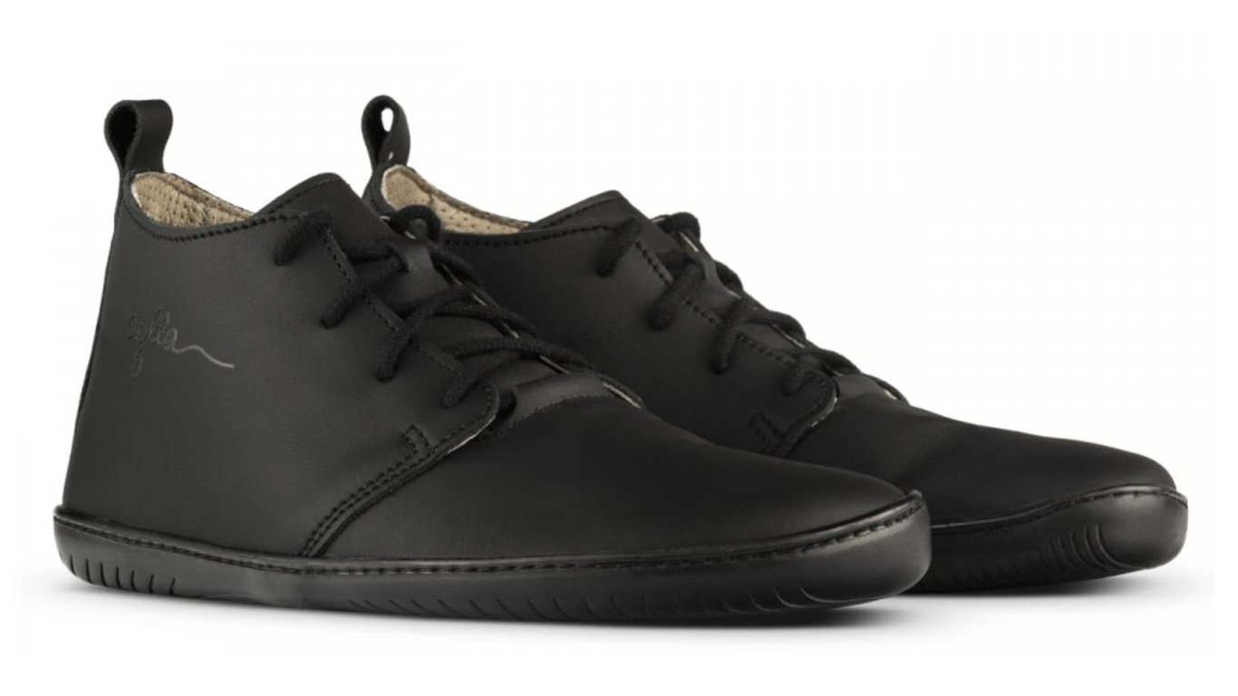 Barfußschuh für Erwachsene als Paar mit breiter Zehenbox, geschlossenem Zehenbereich, geschlossener Ferse, Schnürung, flacher flexible Sohle, schräge Vorderansicht.