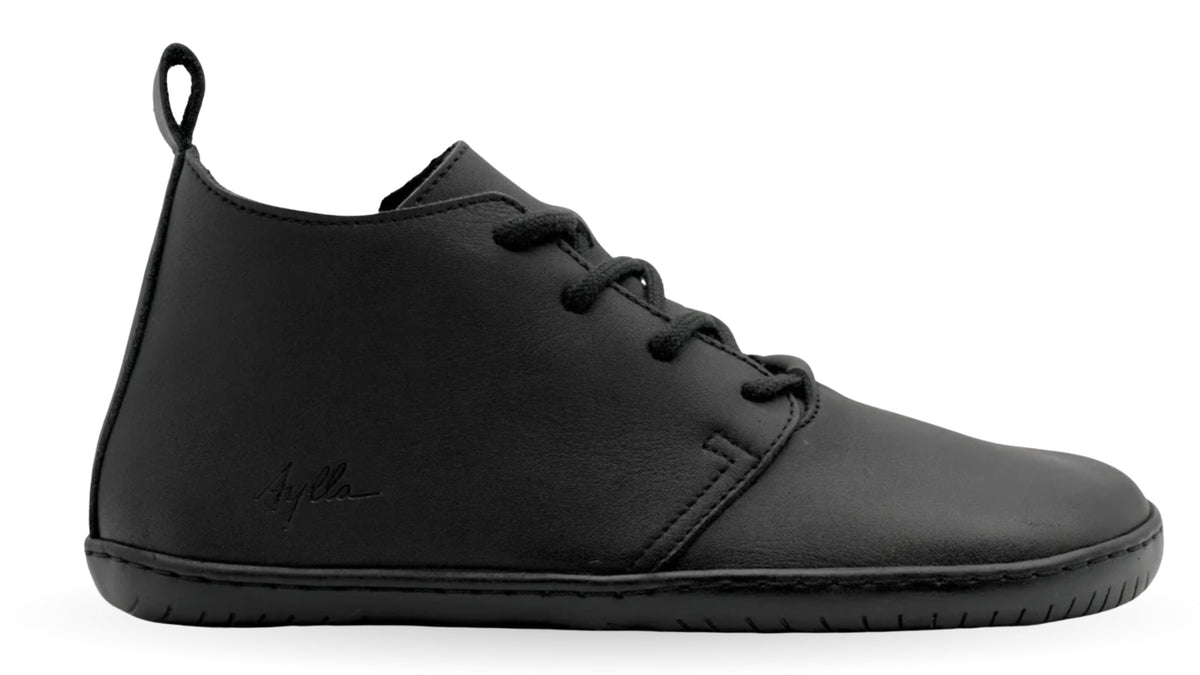 Barfußwinterschuh für Herren mit Schnürung, knöchelhohem Schaft, breiter Zehenbox, flacher Sohle und Fersenschlaufe, Seitenansicht außen