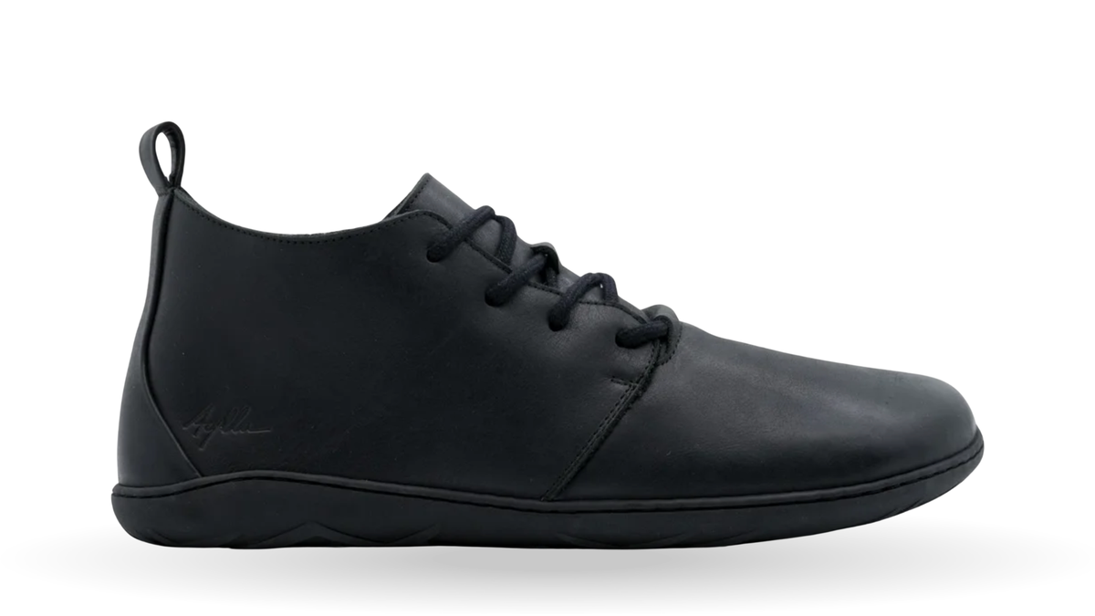 Barfußwinterschuh für Herren mit Schnürung, knöchelhohem Schaft, breiter Zehenbox, flacher Sohle und Fersenschlaufe, Seitenansicht außen