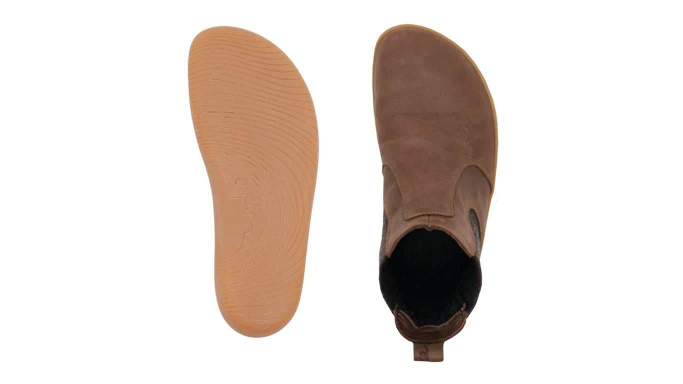 Barfußstiefel, Ansicht von unten. Laufsohle mit Profil und gleichmäßigem Aufbau, flacher Fersenbereich.