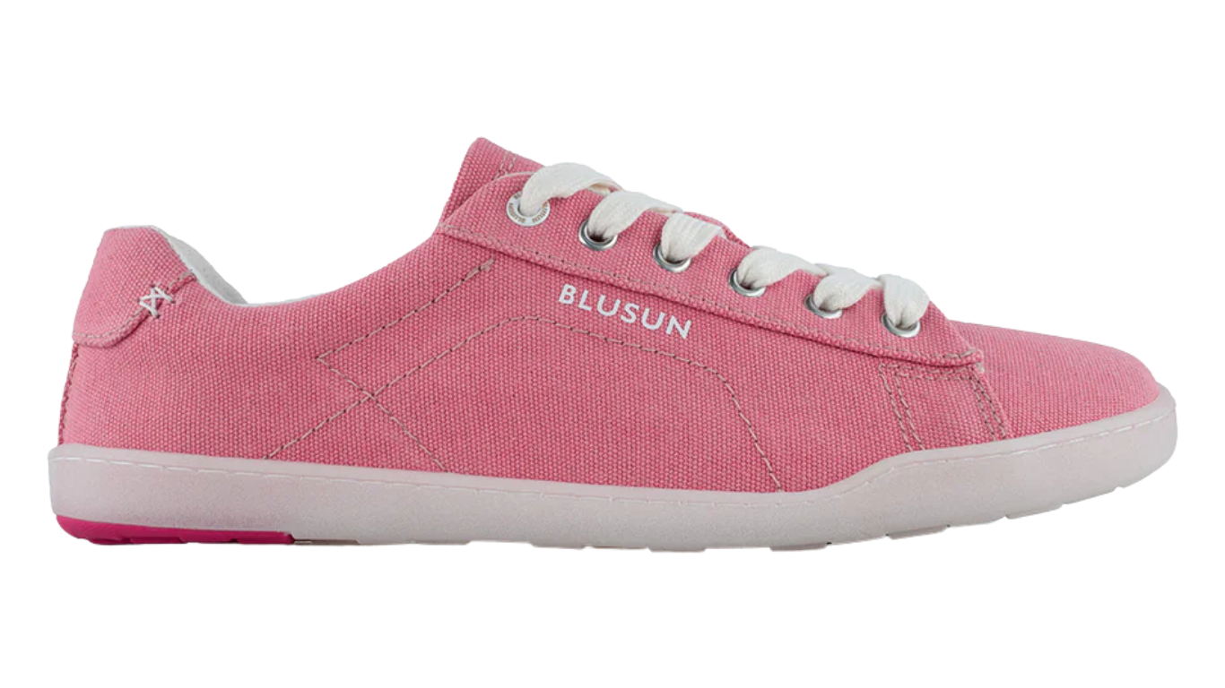 Barfußschuh für Erwachsene mit breiter Zehenbox, geschlossenem Zehenbereich, geschlossener Ferse, Schnürung, flacher flexibler Sohle, Seitenansicht außen.