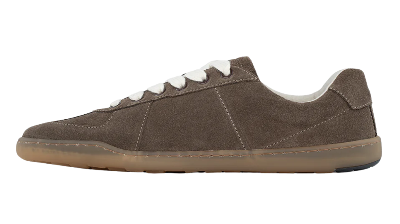 Barfußschuh für Erwachsene mit breiter Zehenbox, geschlossenem Zehenbereich, geschlossener Ferse, Schnürung, flacher flexibler Sohle, Seitenansicht innen.