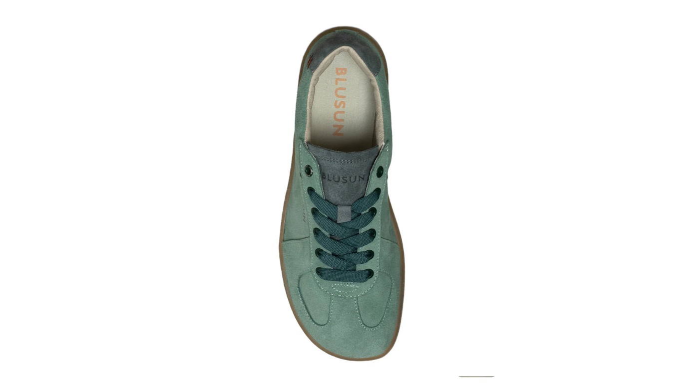 Barfußschuh für Erwachsene als Einzelansicht mit breiter Zehenbox, geschlossenem Zehenbereich, geschlossener Ferse, Schnürung, flacher flexibler Sohle, Draufsicht.