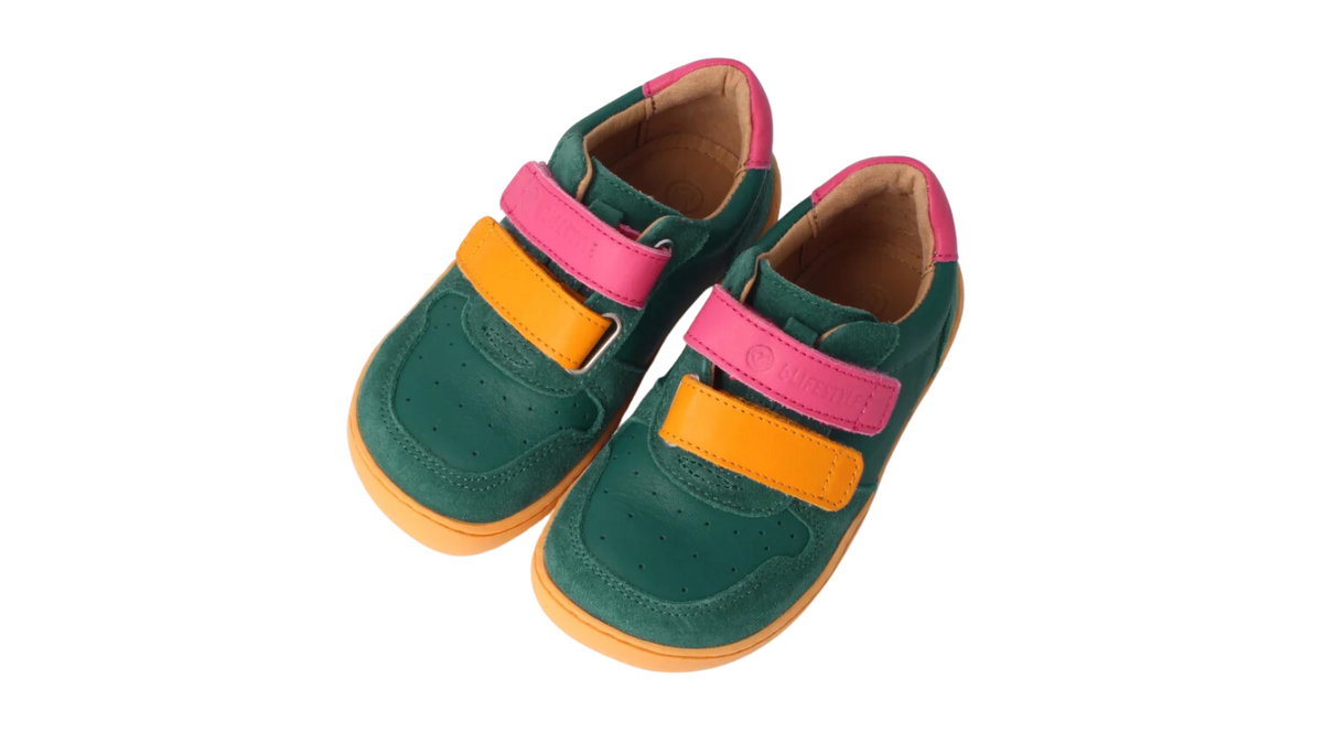 Barfußhalbschuh für Kinder mit breiter Zehenbox, flexibler Sohle und Klettverschluss, geschlossener Zehenbereich und geschlossener Fersenbereich, Draufsicht als Paar.