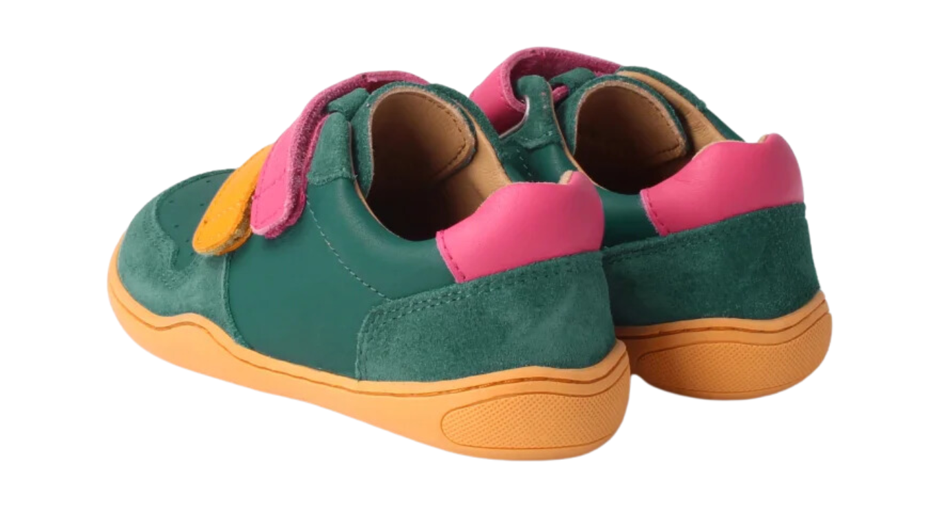 Barfußhalbschuh für Kinder mit breiter Zehenbox, flexibler Sohle und Klettverschluss, geschlossener Zehenbereich und geschlossener Fersenbereich, Rückansicht als Paar.