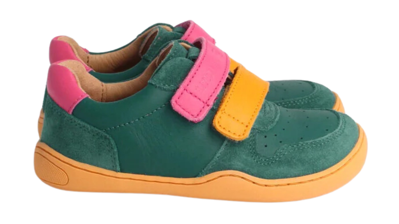 Barfußhalbschuh für Kinder mit breiter Zehenbox, flexibler Sohle und Klettverschluss, geschlossener Zehenbereich und geschlossener Fersenbereich, Seitenansicht außen.