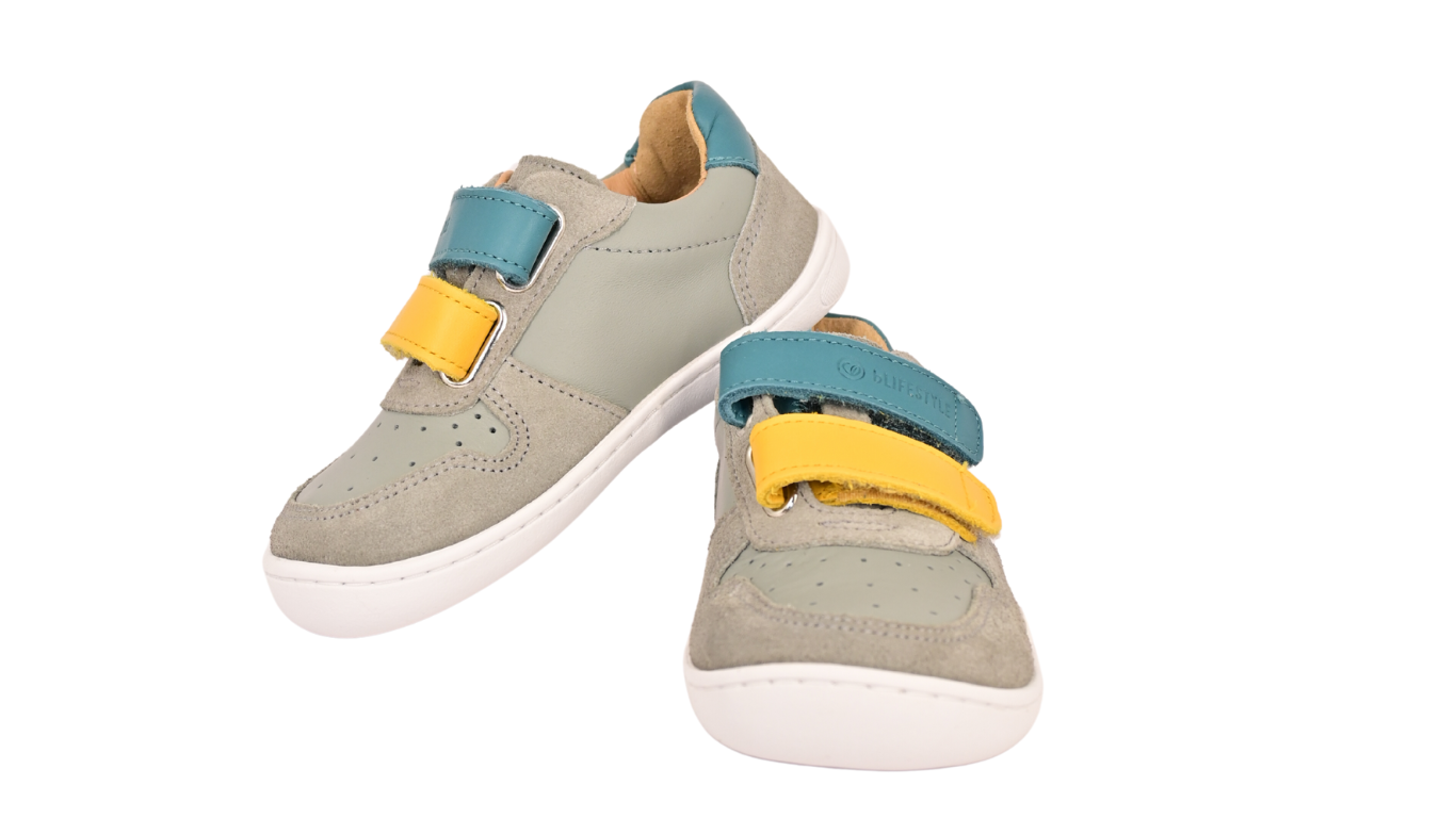 Kinder Barfußhalbschuh als Paar mit Klettverschlüssen, geschlossenen Zehen, geschlossener Ferse, schräge Vorderansicht.