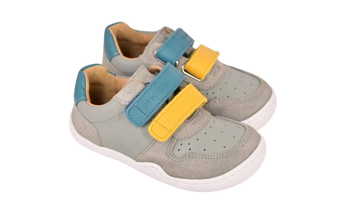 Kinder Barfußhalbschuh als Paar mit Klettverschlüssen, geschlossenen Zehen, geschlossener Ferse, schräge Vorderansicht.